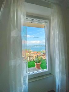 uma janela com vista para o oceano e uma planta em La finestra sul mare em La Spezia