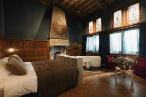 a bedroom with a large bed and a bath tub at Hotel Staatsman in Zwolle