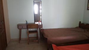 een slaapkamer met een bed, een tafel en een bureau bij Valta's Room 4 in Paleros
