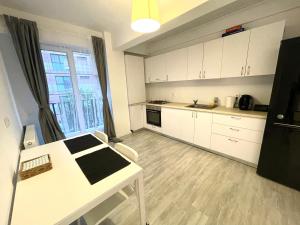 Η κουζίνα ή μικρή κουζίνα στο Marisah Residence #1