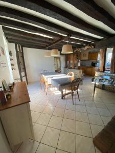 una cucina e una sala da pranzo con tavolo e sedie di Les forges de Planechaud a Saint-Sornin-Leulac