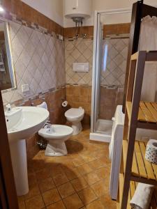 La salle de bains est pourvue de 2 toilettes, d'un lavabo et d'une douche. dans l'établissement COLORI DEL MARE FAVIGNANA CENTRO, à Favignana