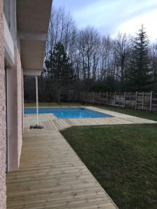 uma piscina num quintal ao lado de uma casa em Maison d'architecte paisible em Cestas