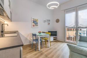 a kitchen and living room with a table and chairs at Vicolo Circolo @Castelvecchio in Verona +13 photos