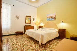a hotel room with a bed and a window at Be Mediterraneo, in centro sul mare - in the center Beach Front - 80 mq in Trapani