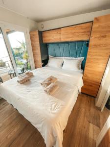 - un grand lit blanc avec 2 oreillers dans l'établissement SEAYA mobile home - Terra Park SpiritoS, à Kolan