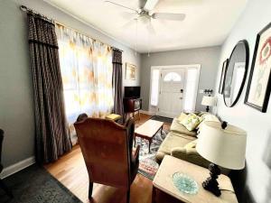 una sala de estar con un sofá y una mesa en Newly Renovated 3-Bedroom Beechmont Home, en Louisville 9 fotos más