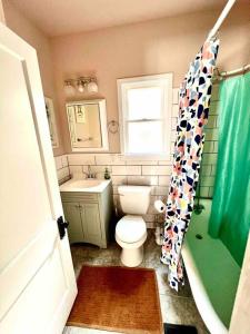La salle de bains est pourvue de toilettes, d'un lavabo et d'une douche. dans l'établissement Newly Renovated 3-Bedroom Beechmont Home, à Louisville