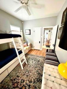 Cet appartement comprend une chambre avec deux lits superposés et un salon. dans l'établissement Newly Renovated 3-Bedroom Beechmont Home, à Louisville