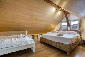 Le Carnot - MyCosyApart, Duplex Cœur de Ville et Lac, climatisé客房内的一张或多张床位