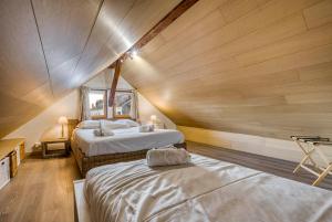 Le Carnot - MyCosyApart, Duplex Cœur de Ville et Lac, climatisé客房内的一张或多张床位
