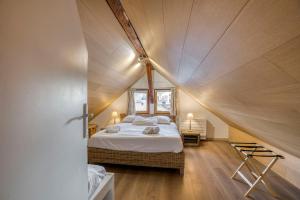 Le Carnot - MyCosyApart, Duplex Cœur de Ville et Lac, climatisé客房内的一张或多张床位