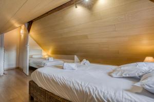 Le Carnot - MyCosyApart, Duplex Cœur de Ville et Lac, climatisé客房内的一张或多张床位