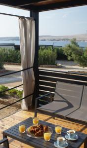 una mesa con un plato de comida en la parte superior de un balcón en Sweet Dreams mobile home, Terra Park SpiritoS en Kolan