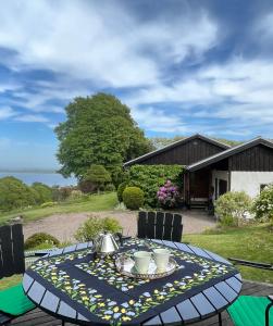 ein Tisch mit einem blauen und gelben Tischtuch darauf in der Unterkunft Villa med fantastisk utsikt in Båstad