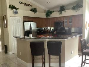 Η κουζίνα ή μικρή κουζίνα στο Beautiful furnished 3 BR home, pool, clubhouse access - if interested, please provide your name, contact info