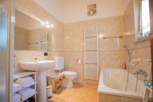 a bathroom with a sink and a toilet and a tub at Casa vacanze Monte Galetto in Bussolengo