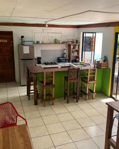 a kitchen with a table and some chairs in it at Cabinas Cahuita in Cahuita