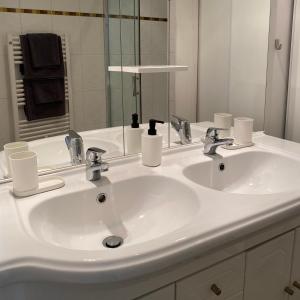 Un baño con un lavabo blanco y un espejo. en Ground Floor - Hauseman Building close to Thermes, en Luchon 33 fotos más