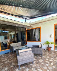 Χώρος καθιστικού στο Cabinas Cahuita