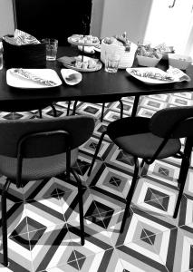 een tafel met stoelen en borden met eten erop bij B&B Badhuis in Vlissingen