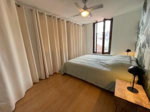 Le Carnot - MyCosyApart, Duplex Cœur de Ville et Lac, climatisé客房内的一张或多张床位