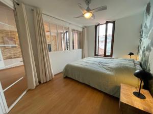 Le Carnot - MyCosyApart, Duplex Cœur de Ville et Lac, climatisé客房内的一张或多张床位