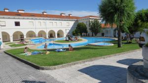 Bazén v ubytovaní Estudio con piscina en A Guarda- Pontevedra alebo v jeho blízkosti