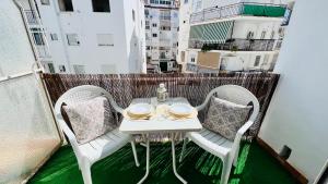 d'une table et de deux chaises sur un balcon avec vue. dans l'établissement Estudio Brisa en el centro de Nerja - South Costa, à Nerja