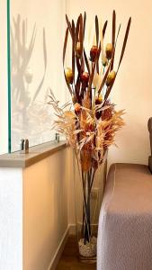 wazon wypełniony kwiatami w pokoju w obiekcie Guest Martilla Luxury & Garden w mieście Garda