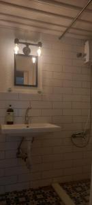 een badkamer met een wastafel en een spiegel bij Nil House Ayvalık in Ayvalık