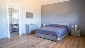 una camera con letto e un bagno con lavandino di Tenuta Papola B&b a Brindisi