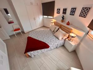 A bed or beds in a room at Alquilaencanarias- Medano Beach Tarajal