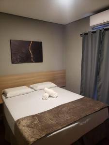 een slaapkamer met een bed met twee handdoeken erop bij Unity Hotel - Paulista - SP in Sao Paulo