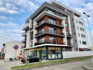 トゥルグ・ムレシュにあるTravel Apartmentの建物の前に車が駐車されている