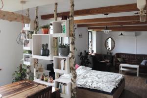 um quarto com uma cama e uma sala de estar em Apartment Charlie em Kamnik