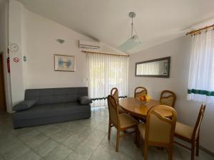 a living room with a table and a couch at Apartman Palma in Vir