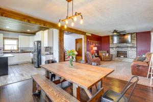 eine Küche und ein Wohnzimmer mit einem Holztisch in der Unterkunft Family-Friendly Seward Home with Sauna and Pool! in Seward