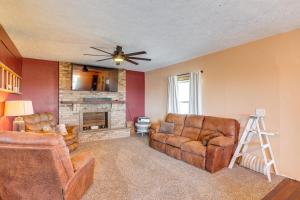 uma sala de estar com mobiliário de couro e uma lareira em Family-Friendly Seward Home with Sauna and Pool! em Seward