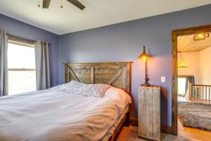 um quarto com uma cama grande e uma cabeceira em madeira em Family-Friendly Seward Home with Sauna and Pool! em Seward