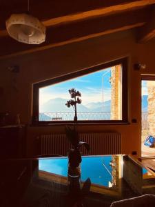 Zimmer mit einem Fenster und Blick auf eine Brücke in der Unterkunft Chalet la terrazza vista lago in Bellano