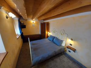 1 dormitorio con 1 cama en una habitación pequeña en Chalet la terrazza vista lago, en Bellano