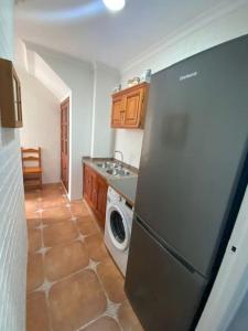 een keuken met een koelkast en een wasmachine bij Casa Tagoror in Punta Umbría