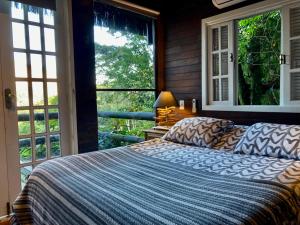 En eller flere senger på et rom på Rain Forest Paradise