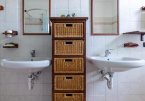 - Baño con 2 lavabos y 2 espejos en Profumodilago, en Angera