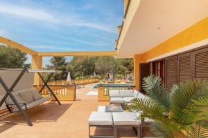 Bazén v ubytovaní Villa Golf Sitges alebo v jeho blízkosti