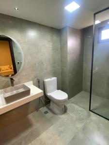 a bathroom with a toilet and a sink and a shower at Departamento de lujo tipo dúplex in Ciudad del Este