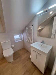 Bilik mandi di Catedral y Muralla a 50 metros - VUT-LU-02907