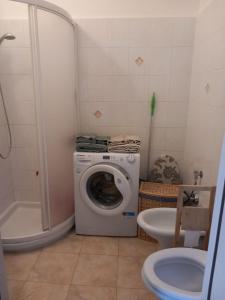 A bathroom at CASETTA DEI RICCI