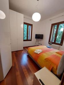パドヴァにあるLe Palme - Appartamento elegante e moderno con garage privatoのベッドルーム1室(大型ベッド1台付)